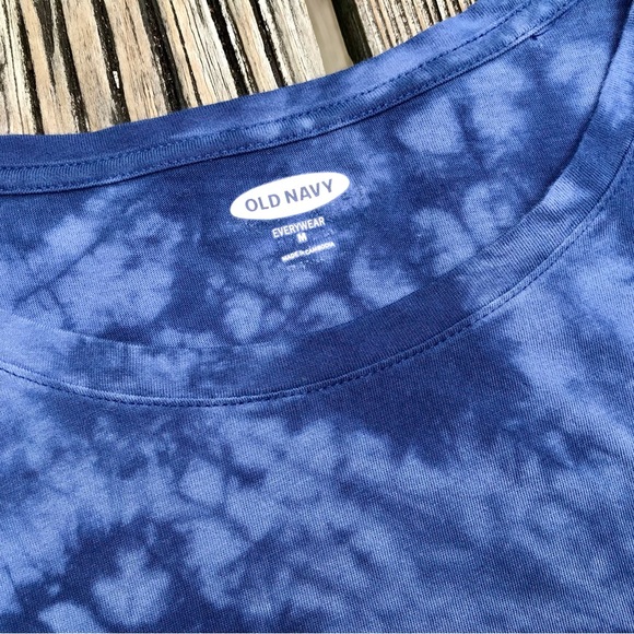 2/$10 Ladies M OLD NAVY Hues Of Blue Tie Dye Knit Fitted SS Tshirt Top Tee Denim - Picture 4 of 8